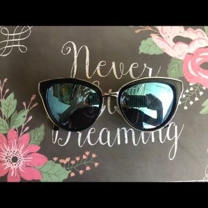 Quay cat eye style, blue lenses